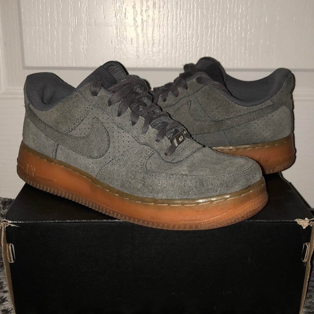 ❗️Selling shoes, they are too small on me now.❗️